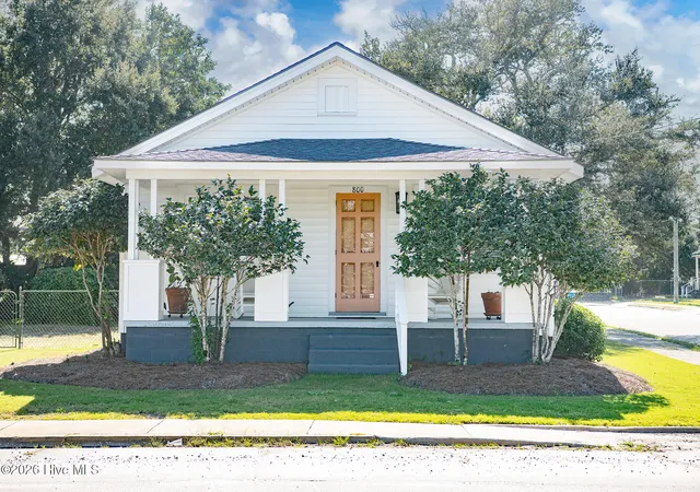 Photo 1 of Single family home for sale at 800 Mulberry St, Beaufort, NC 28516 | MLS# 100574765 | Listing updated on 2026-10-16