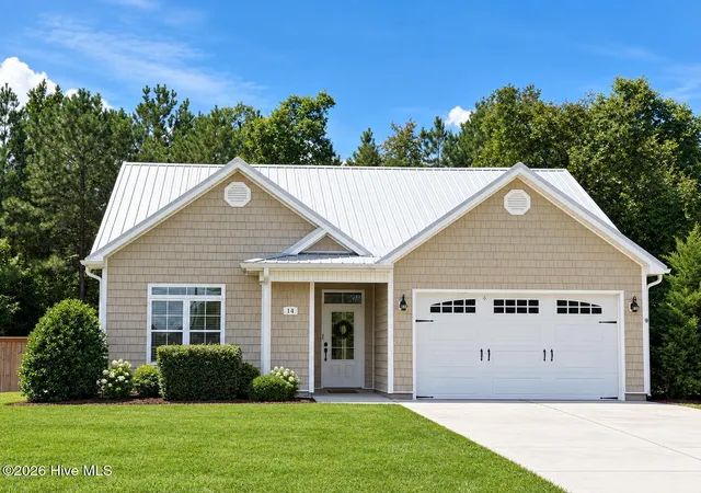 Single family home for sale at 14 E Caribou Ct, Lake Waccamaw, NC 28450 | MLS# 100602914