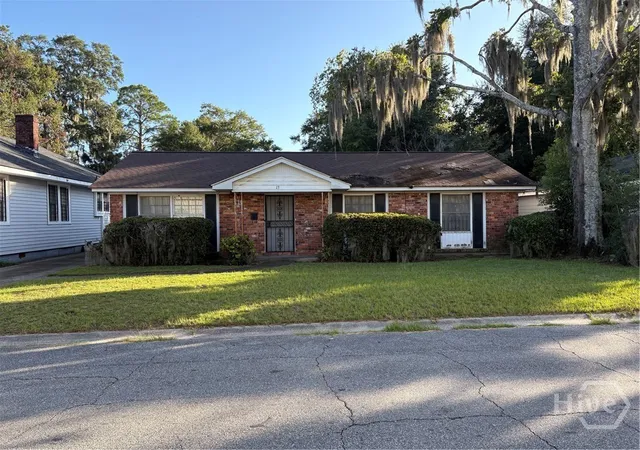 Photo 1 of Single family home for sale at 13 W 58th Street, Savannah, GA 31405 | MLS# SA365019 | Listing updated on 2026-10-19