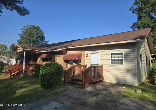 Photo 3 of Single family home for sale at 208 Center St, Williamston, NC 27892 | MLS# 100602665 | Listing updated on 2026-09-10