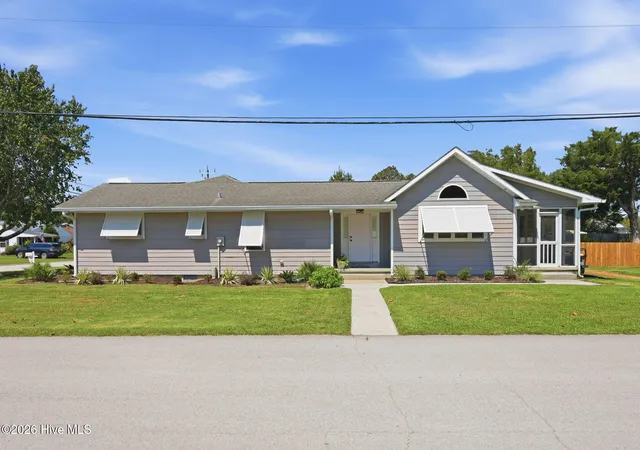 Photo 3 of Single family home for sale at 602 W Broad St, Swansboro, NC 28584 | MLS# 100601260 | Listing updated on 2026-09-19