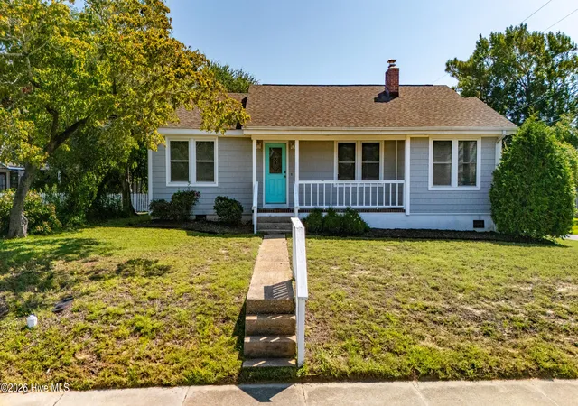 Photo 3 of Single family home for sale at 213 Mansfield Pkwy, Morehead City, NC 28557 | MLS# 100602328 | Listing updated on 2026-09-17