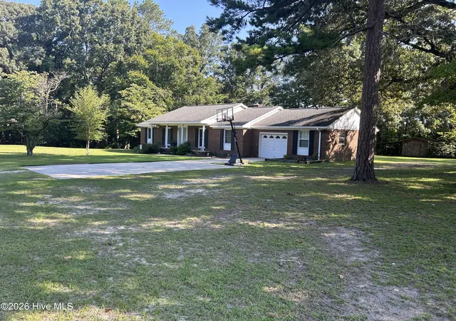 Photo 4 of Single family home for sale at 197 Hillcrest Dr, Elizabethtown, NC 28337 | MLS# 100592748 | Listing updated on 2026-10-01