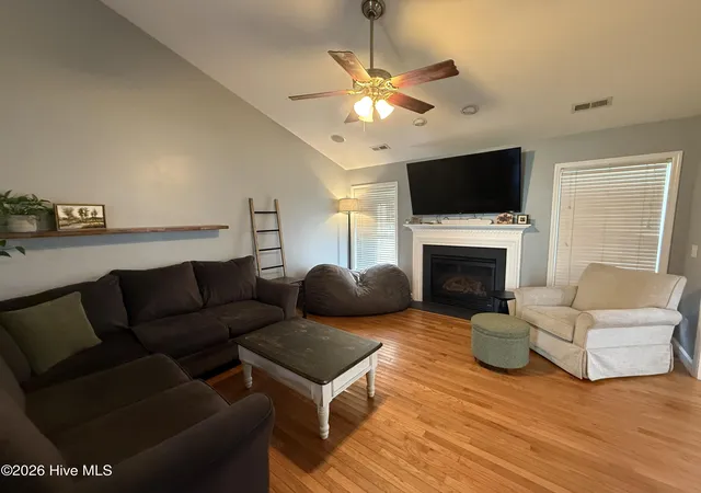 Photo 4 of Single family home for sale at 303 Oakmont Dr, Hampstead, NC 28443 | MLS# 100601873 | Listing updated on 2026-09-07