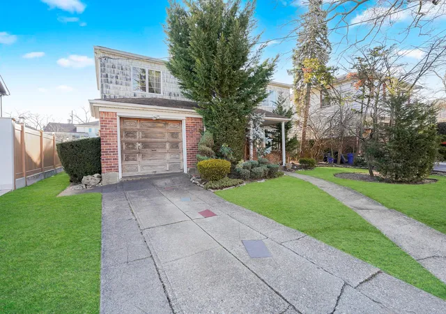 Photo 2 of Sale Pending at 333 Mayfair Dr N, New York City, NY 11234 | MLS# RLS20008049 | Listing updated on 2026-10-01