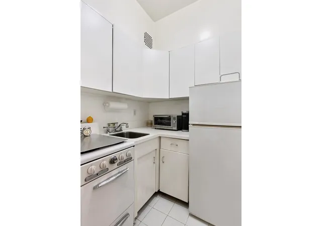 Photo 3 of Sale Pending at 530 E 84th St #5C, New York City, NY 10028 | MLS# RLS20034984 | Listing updated on 2026-09-19