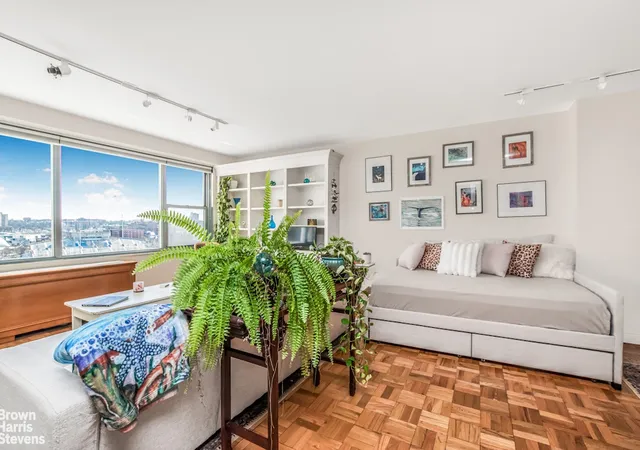 Listing Photo 4 - Condo for sale in The Winston Churchill located at 2500 Johnson Ave, New York, NY 10463 - Unit #5F