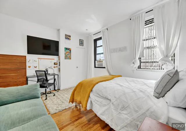 Photo 2 of Sale Pending at 26 Bedford St #2A, New York, NY 10014 | MLS# RLS20082705 | Listing updated on 2026-10-07