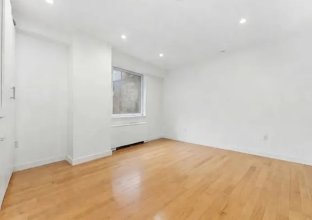 Listing Photo 5 - Condo for sale in building located at 90 William St, New York City, NY 10038 - Unit #8H