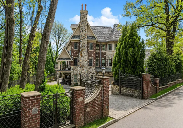 Photo 3 of Mansion for sale at 125 Benedict Rd, Staten Island, NY 10304 | MLS# RLS20094140 | Listing updated on 2026-09-15