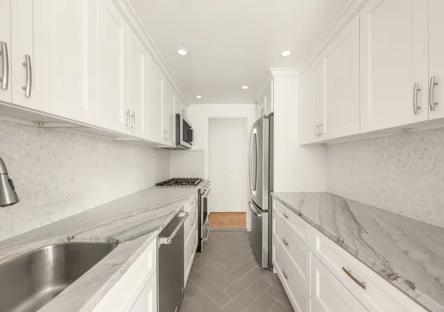 Listing Photo 4 - Condo for sale in building located at 420 E 51St St, New York, NY 10022 - Unit #5J