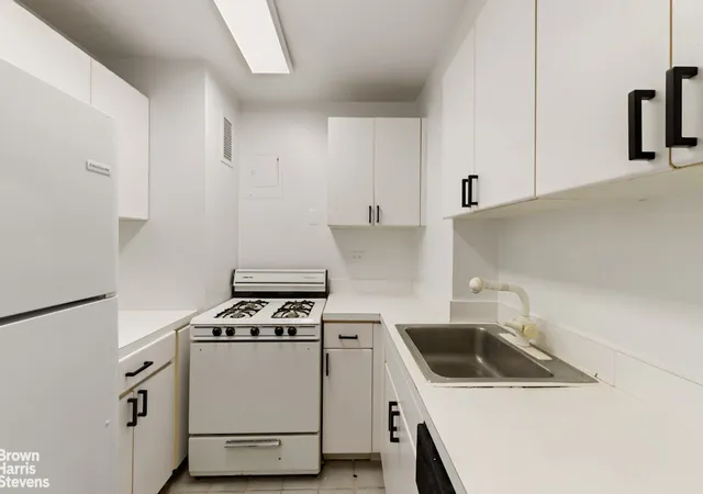 Photo 4 of Sale Pending at 2025 Broadway #21F, New York City, NY 10023 | MLS# RLS20096051 | Listing updated on 2026-09-15