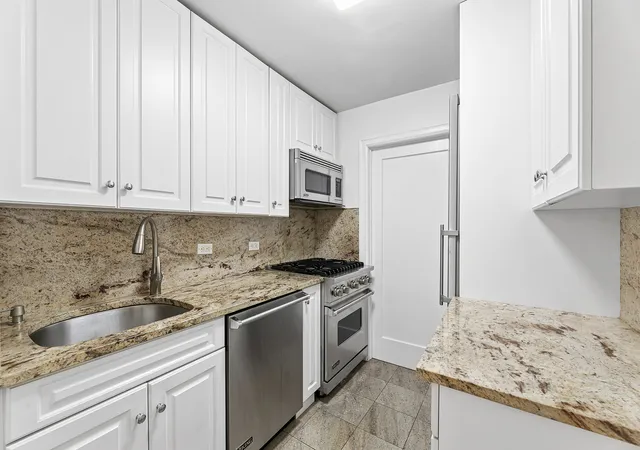 Photo 3 of Sale Pending at 215 E 80th Street #8M, New York, NY 10075 | MLS# RLS20101944 | Listing updated on 2026-09-15