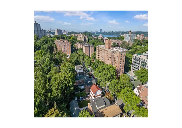 Photo 4 of Single family home for sale at 3132 Fairfield Ave, Bronx, NY 10463 | MLS# RLS20105316 | Listing updated on 2026-09-11