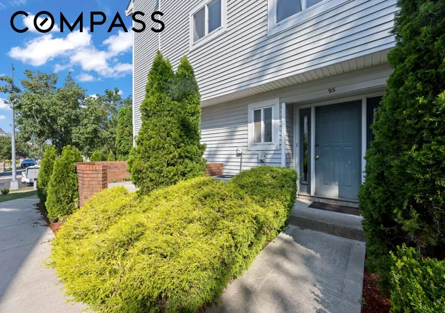 Photo 3 of Sale Pending at 95 Indale Ave, New York City, NY 10309 | MLS# RLS20109201 | Listing updated on 2026-09-08