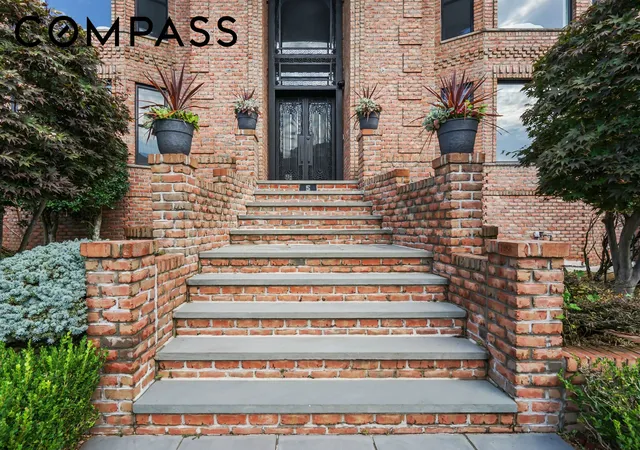 Photo 2 of Single family home for sale at 5 Nicolosi Dr, New York City, NY 10312 | MLS# RLS20111776 | Listing updated on 2026-08-31