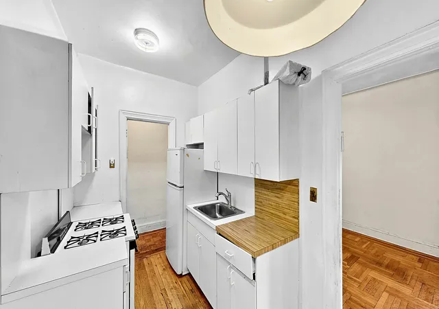 Listing Photo 4 - Condo for sale in Ocean Pky Owners INC located at 1802 Ocean Pkwy, New York, NY 11223 - Unit #D14