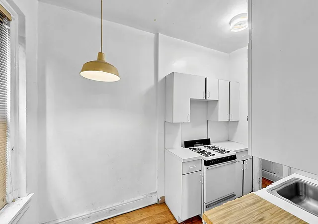 Listing Photo 5 - Condo for sale in Ocean Pky Owners INC located at 1802 Ocean Pkwy, New York, NY 11223 - Unit #D14
