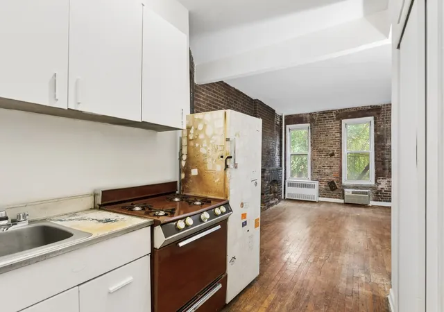 Photo 2 of Sale Pending at 92 Horatio St #4S, New York City, NY 10014 | MLS# RLS20113674 | Listing updated on 2026-10-01