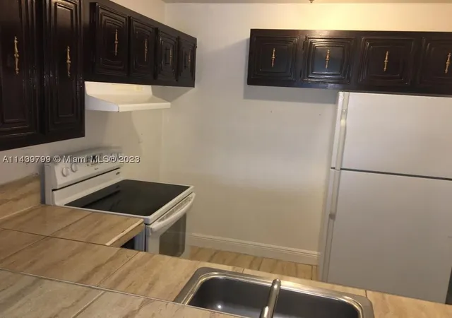 Listing Photo 2 - Condo for sale in building located at 498 Nw 165Th St Rd, Miami, FL 33169 - Unit #D205