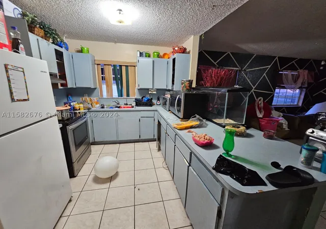 Photo 3 of Single family home for sale at 725 Nw 19th Ter, Fort Lauderdale, FL 33311 | MLS# A11582676 | Listing updated on 2026-09-02