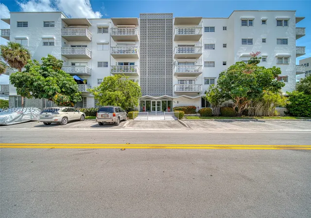 Listing Photo 2 - Condo for sale in building located at 9700 E Bay Harbor Dr, Bay Harbor Islands, FL 33154 - Unit #508