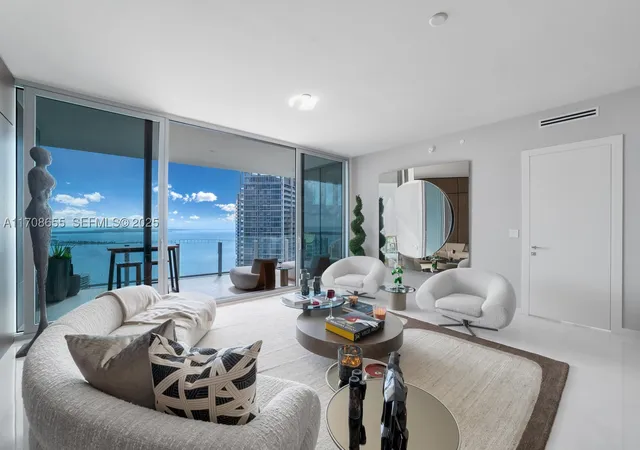 Listing Photo 4 - Condo for sale in building located at 300 Biscayne Blvd Wy, Miami, FL 33131 - Unit #4703