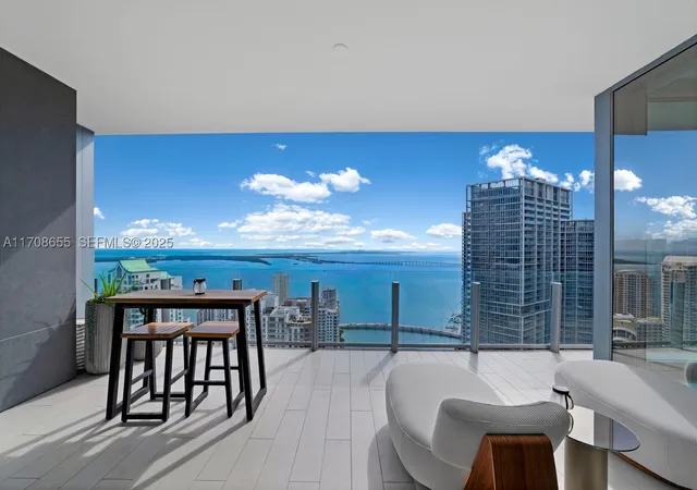 Listing Photo 5 - Condo for sale in building located at 300 Biscayne Blvd Wy, Miami, FL 33131 - Unit #4703