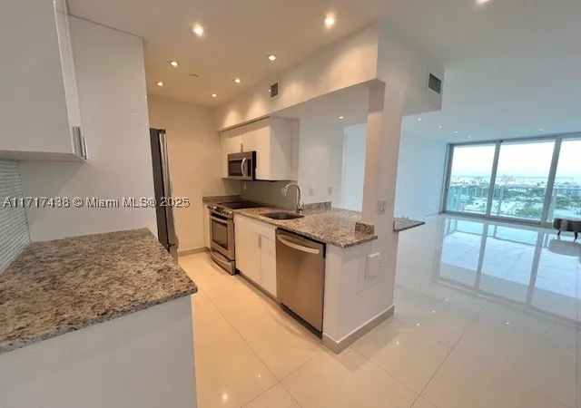 Listing Photo 2 - Condo for sale in building located at 1000 W Ave, Miami Beach, FL 33139 - Unit #PH-07
