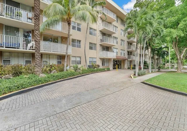 Listing Photo 3 - Condo for sale in building located at 1805 Sans Souci Blvd, South Miami, FL 33181 - Unit #429