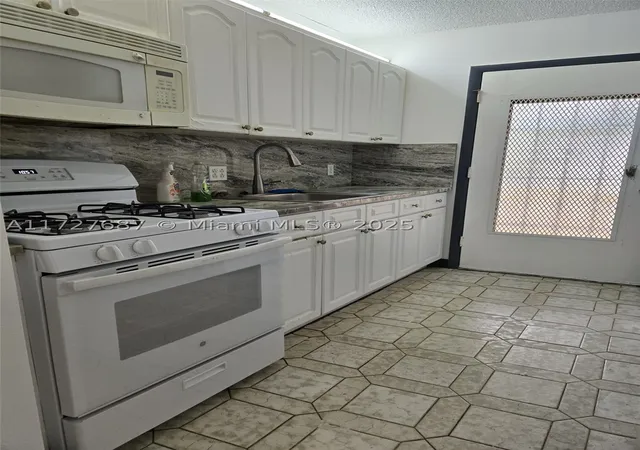 Photo 2 of Condo for sale at 160 Ne 203rd Ter #18, Miami, FL 33179 | MLS# A11727687 | Listing updated on 2026-09-08