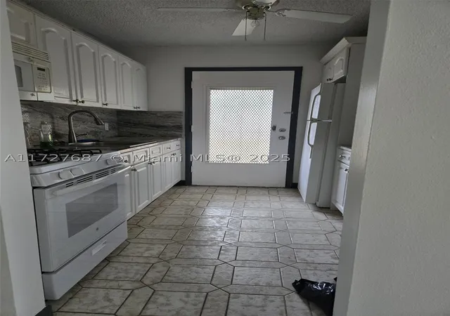 Listing Photo 4 - Condo for sale in building located at 160 Ne 203Rd Ter, Miami Gardens, FL 33179 - Unit #18