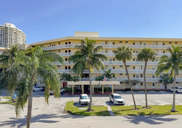 Listing Photo 3 - Condo for sale in building located at 2930 Pt E Dr, North Miami Beach, FL 33160 - Unit #E109