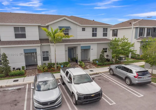 Photo 2 of Townhouse for sale at 504 Ne 1st Dr, Florida City, FL 33034 | MLS# A11816916 | Listing updated on 2026-08-20