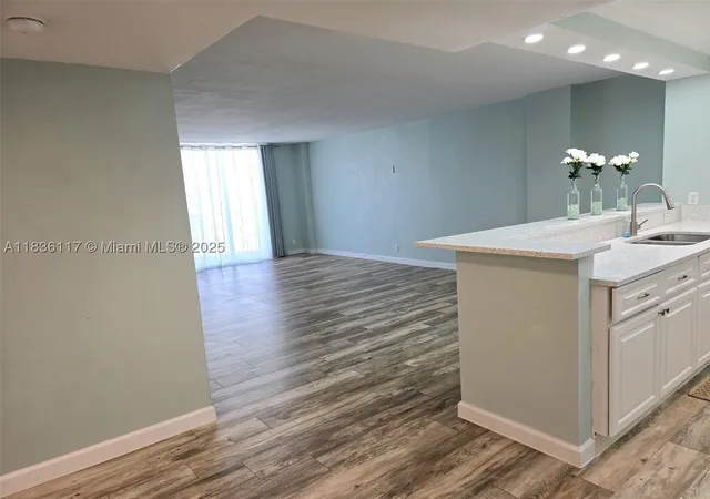Listing Photo 4 - Condo for sale in building located at 1147 Hillsboro Mile, Hillsboro Beach, FL 33062 - Unit #605