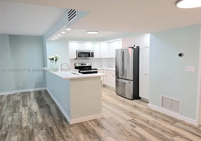 Listing Photo 5 - Condo for sale in building located at 1147 Hillsboro Mile, Hillsboro Beach, FL 33062 - Unit #605
