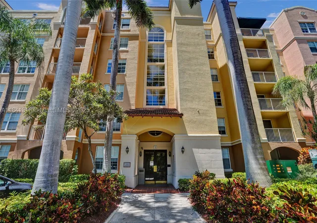 Photo 2 of Condo for sale at 19701 E Country Club Dr #5306, Aventura, FL 33180 | MLS# A11841318 | Listing updated on 2026-09-10