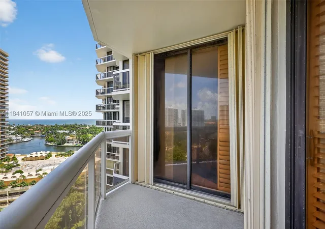Listing Photo 4 - Condo for sale at Landmark, Unit 1405/1406 20185 E Country Club Dr, Landmark, Miami, FL 33178 | Built Year: 1990-2021