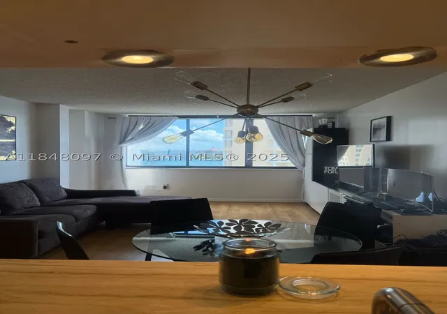 Listing Photo 4 - Condo for sale in Brickell Key Two located at 540 Brickell Key Dr, Miami, FL 33131 - Unit #1524