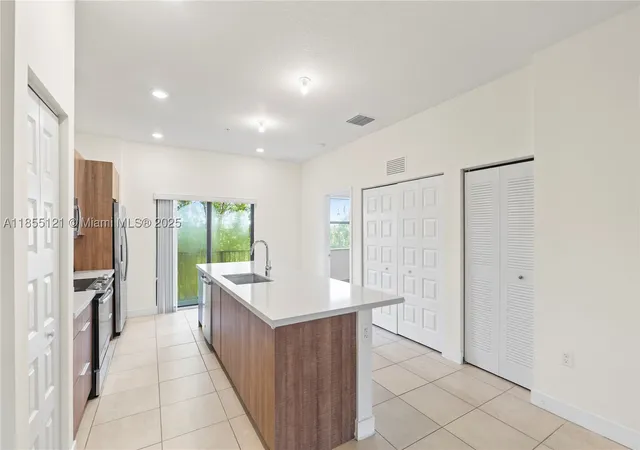 Listing Photo 4 - Condo for sale in building located at 7831 Nw 104Th Ave, Doral, FL 33178 - Unit #22