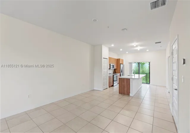 Listing Photo 5 - Condo for sale in building located at 7831 Nw 104Th Ave, Doral, FL 33178 - Unit #22