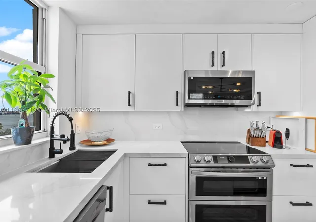 Listing Photo 4 - Condo for sale in Isola Brickell Key located at 770 Claughton Island Dr, Miami, FL 33131 - Unit #701