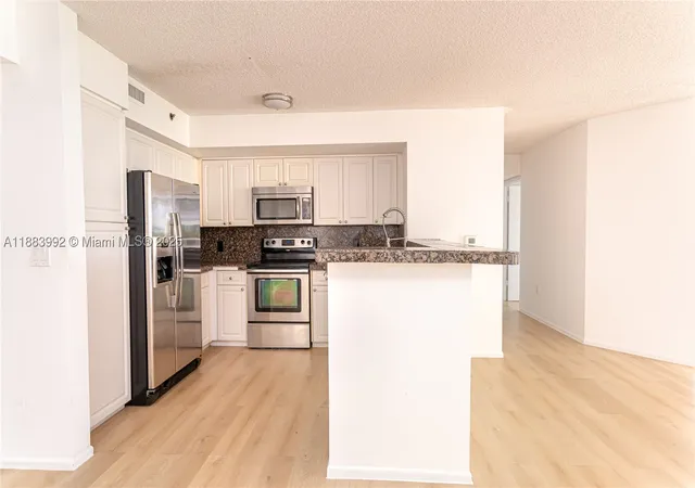 Listing Photo 5 - Condo for sale in building located at 19601 E Country Clb Dr, Aventura, FL 33180 - Unit #7308