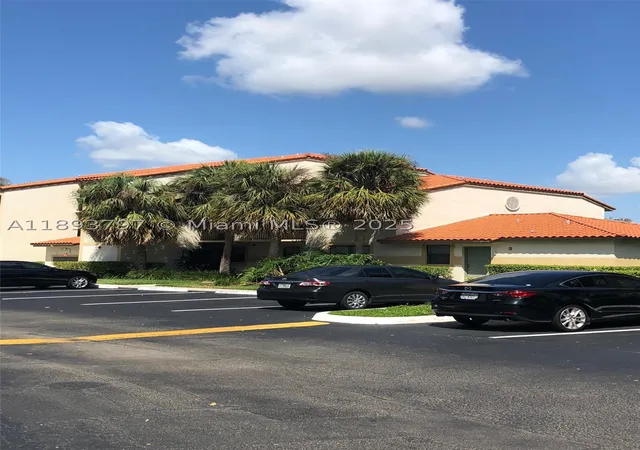 Listing Photo 4 - Condo for sale in building located at 9861 Nob Hl Ct, Sunrise, FL 33351 - Unit #9861