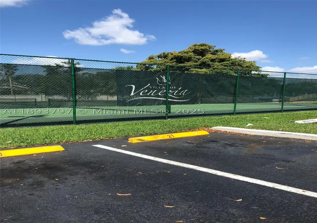 Listing Photo 5 - Condo for sale in building located at 9861 Nob Hl Ct, Sunrise, FL 33351 - Unit #9861