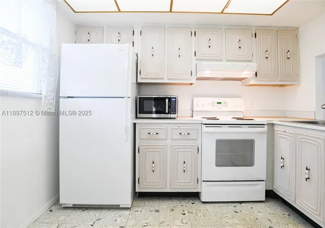 Listing Photo 5 - Condo for sale in building located at 110 Royal Park Dr, Oakland Park, FL 33309 - Unit #2H