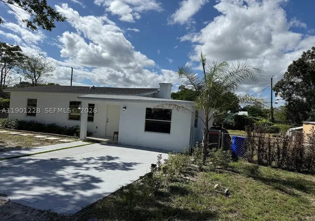 Photo 2 of Single family home for sale at 2409 Se 2nd Ave Se, Vero Beach, FL 32962 | MLS# A11901228 | Listing updated on 2026-09-09