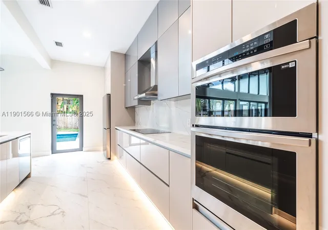 Photo 3 of Single family home for sale at 842 W Coco Plum Cir, Plantation, FL 33324 | MLS# A11901566 | Listing updated on 2026-10-05