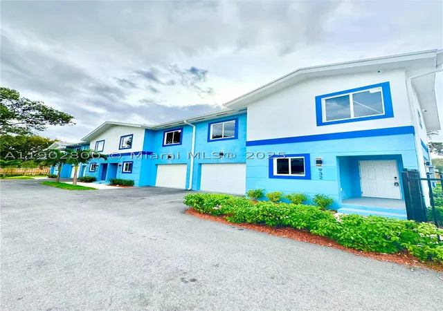 Photo 2 of Multi family home for sale at 926 Nw 2nd St, Fort Lauderdale, FL 33311 | MLS# A11902800 | Listing updated on 2026-08-26