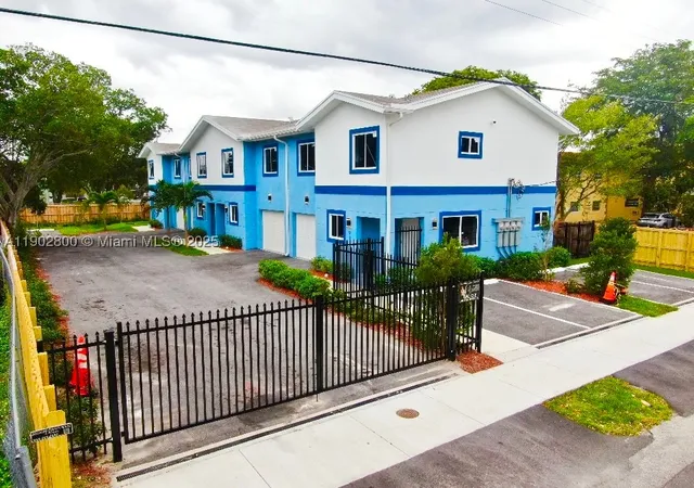 Photo 3 of Multi family home for sale at 926 Nw 2nd St, Fort Lauderdale, FL 33311 | MLS# A11902800 | Listing updated on 2026-08-26